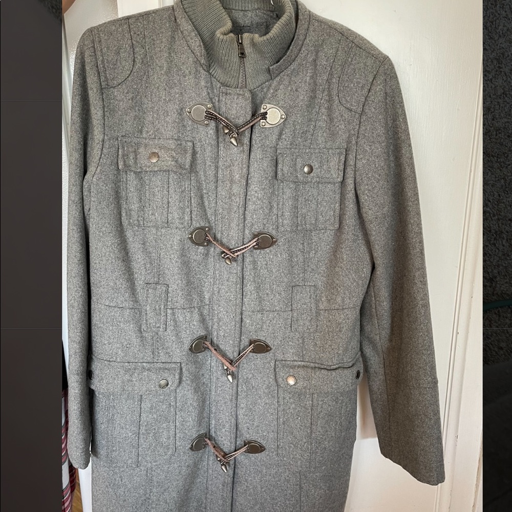 woman’s gray trench coat